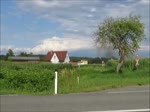 Die Stainzer Lokalbahn überquert die Mettersdorfer Straße hinter Herbersdorf in Richtung Stainz, 04.08.2019