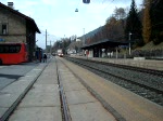 Eine RoLa mit BR 1216 und 1044 am Zugschluss fhrt am 8.11.2008 durch Steinach i.T.