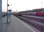  Der eine kommt, der andere geht  oder  GySEV-Invasion in sterreich : whrend 1116 065-2 mit dem OEC 691  Bildungsmessen.at  von Klagenfurt auf dem Wiener Westbahnhof eintrifft, wartet 1116 063-7 mit dem OEC 764  SUPERFUND  nach Innsbruck auf die Abfahrt. Zwischen den beiden fhrt ein (BB)-Taurus Richtung Traktion Wien West (15.4.2009).