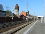 ES 64 U2 - 101 (182 601-5) Hupac im Dienst fr Raildox/SETG mit Hackschnitzelzug in Rathenow in Richtung Stendal unterwegs. 10.04.2011