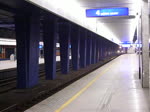 Eine EP09 zieht am 04.02.2012 einen PKP Expresszug in den Warschauer Hbf (Warszawa Centralna).