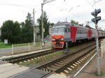 ЭT2MЛ (ET2ML) 077 bei der Ausfahrt im Bahnhof Strelna, nahe St. Petersburg, 3.9.17 
