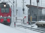 Es dürfen wieder Güterwagen gezählt werden :-)    Doppellok 2ES4K / 2ЭС4К 082 zieht einen sehr langen Güterzug durch den verschneiten Bahnhof von Kolpino in
