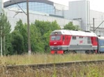 Durchfahrt eines Schnellzuges, gezogen von einer Diesellok des Typs ТЭП70 (TEP70) mit der Nr. 15052004, durch die Station Kupchino bei St. Petersburg, 10.9.2017