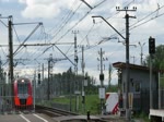 Einfahrt des Triebzuges ЭС1 (ES1) 022 „ласточка  (Lastotschka, Schwalbe) im Bahnhof Kolpino, 16.7.17