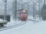 Mit Ansage: Einfahrt von Triebzug ET2M / ЭТ2M 097 in den verschneiten Bahnhof Kolpino, nähe Sankt Petersburg, 18.2.18