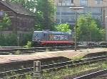Ein Containerzug, gezogen von einer Lokomotive der Firma Hectorrail passiert am 14.