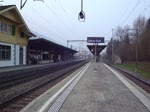 Re 460 104-3  Toggenburg  durchfhrt am 09.04.10 den Bahnhof Gisikon-Root. Der Zeppelin obern ist auch sehr przise. Am Schluss folgt noch einen kurzen Blick auf das schn-erhaltene Bahnhofsgebude.