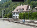 Abfahrt eines IC aus Interlaken Ost geschoben von Lok 460 109-2 am 30.07.08 um 14 Uhr in Richtung Bern ber Spiez.
