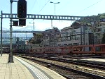 Ein langer Autozug erreicht Spiez, gezogen wird er von einer Re 4/4 II und der Re 6/6  Mhlin . 2.9.07