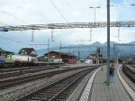 ICE aus Richtung Interlaken verlsst den Bahnhof von Spiez in Richtung Bern ber Thun am 29.07.08.