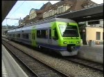 Berner Oberland 2004 (VHS-Archiv) - Bevor wir am 26.05.2004 zur Ltschberg-Nordrampe aufbrechen, knnen wir noch etwas den Bahnbetrieb im Bahnhof Spiez festhalten.
Whrend NINA 525 011-3 in Krze nach Interlaken aufbrechen will, warten nebendran eine BLS 485 und eine deutsche 185er auf die Abfahrt mit ihrer ROLA nach Italien, 11105 der SBB bringt einen EC nach Domodossola und der Steuerwagen 941 fhrt einen REX von Zweisimmen anch Spiez.