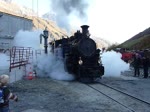 Ausfahrt der DFB Lok 1  Furkahorn  am fr�hen Morgen des 2.10.11 im Depot Realp.