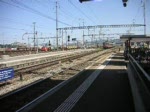 Gotthard IR und Flugzug treffen sich in Muttenz.