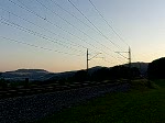 Eine Re 4/4 II mit einer extrem langen EC-Komposition bei Umiken als IR nach Zrich. Die EC-Wagen kamen aus Wien und waren dank der Euro2008 dementsprechend lang. Der Zug verliess Basel um 20:14 Uhr und kehrt danach um 7:36 Uhr von Zrich her wieder nach Basel zurck, wo er seine Reise nach Wien auf ein neues beginnt. 21.6.08