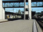 Lok Re 420 511-8 verlsst mit einem Regionalzug den Bahnhof von Spiez in Richtung Fruttigen.