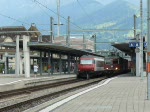 Re 420 (Re 4/4 II) durchfhrt mit kurzem Gterzug den Bahnhof von Spiez am Abend des 28.07.08.