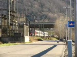 Eine Re 4/4 II fhrt mit ihrem IR am 13.03.2009 durcdh Castione.