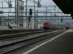S12 und IC mit Re 460 017-7 in Zrich Altstetten.
