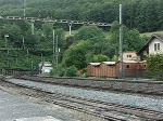 Re 10/10 mit einem Containerzug in Schinznach Dorf am 12.7.07. Der Lokfhrer sendete mir einen schnen Gruss! Danach folgt ein InterRegio von Zrich mit einer Lok 2000 an der Spitze