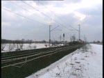Re 482 007 fuhr mit einemr GZ durhc ein kleiens rtchen bei Lneburg am 20.2.