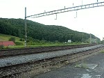 Eine Re 482 fhrt durch Scinznach Dorf. Diesmal hat der Lokfhrer die Lichthupe genug frh bettigt, 12.7.07