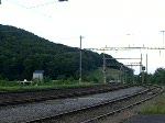 Eine Re 482 mit einem Gterzug rauscht durch Schinznach Dorf. Am 12.7.07. Gruss an den Lokfhrer fr die Lichthupe, die leider nicht zu sehen ist.
