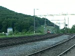 Die BR 185 muss mit ihrem Gterzug auf das andere Doppelspurgleis ausweichen, um den InterRegio (ID 921) berholen zu lassen. Ein Dankeschn geht an den Lokfhrer fr den Gruss.