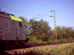 Eine BLS 485 hat zwei DB 140 im Schlepp und einen Gterzug. Offenburg (2005).