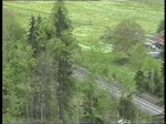Berner Oberland 2004 (VHS-Archiv) - Vom  Bahnlehrpfad Ltschbergrampe Nord  knnen wir am 26.05.2004 diese grne Ae 6/6 mit ihrem kurzen Gterzug beobachten. Wir befinden uns kurz vor dem bahnhof Blausee-Mitholz.
Weiter oben begegnet uns dann noch ein BLS InterCity, welcher auf dem Weg nach Basel ist.