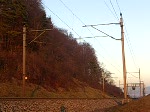 Eine Ae 6/6 schleppt einen Gterzug die Bzberg-Nordrampe hinauf, zu Vorderst sind noch zwei SBB-Cargo-Fahrzeuge eingereiht, eine Ae 610 und eine Am 843. Nhe Umiken, November/Dezember 2007