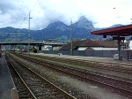 Eine Re10/10 fhrt mit einem Containerzug durch Brunnen. (17.08.2007)