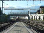 Eine Doppeltraktion RE 10/10 mit Gterzug kommt von der Ltschbergstrecke im Bahnhof von Spiez an.