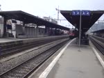 Mit einem, für schweizer Verhältnisse, sehr langen Ölzug (leer) durchfährt am 13.11.2012 die Re 6/6 11667  Bodio  zusammen mit der Re 4/4  11334 den Bahnhof Oerlikon.
