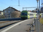 Die Re 420 schiebt ihren REGIO EXPRESS aus dem Bahnhof Kerzers.