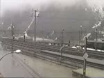 Hinter der Re 4/4 II sind drei besondere Kurswagen in dem IC nach Chiasso eingereiht. Der Zug hlt bei leichtem Schneeregen im Mrz 1992 noch planmig in Gschenen, um dann den Gotthardtunnel zu durchfahren.