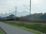 Eine Re 420 oder Re 4/4 II mit einem Rex Rheintal Express von chur nach St.Gallen. hier bei der durchfahrt durch Sevelen in der Nähe von Buchs/SG