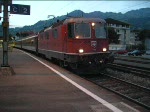 Eine Re 4/4 bei der ausfahrt aus Schwyz mit einem IR am 08.09.2007