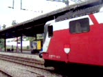 Re 4/4 III 111 der RM mit einem Extrazug in Vevey abfahrend. Juni 2006.