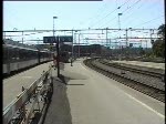 Berner Oberland 2004 (VHS-Archiv) - Aus Zeiten als die BLS noch im Fernverkehr ttig war stammt dieses Video. Am 25.05.2004 erreicht ein InterCity aus Brig den Bahnhof Thun um nach kurzem Aufenthalt weiter nach Bern und Basel zu fahren. Bis auf den Speisewagen ist der Zug aus Wagenmaterial der BLS gebildet. Am Nachbargleis fhrt der IC Interlaken-Romanshorn aus, whrend am Gleis 1 eine RoLa auf die Weiterfahrt gen Sden wartet.