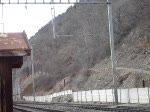 Die E 484 015.SR fhrt mit einem CIS-Zug ber den Luogelkinviadukt und kreuzt mit einem Re 10/10 Gterzug am 11.02.2007