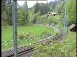 Berner Oberland 2004 (VHS-Archiv) - Im Zahnstangenabschnitt zwischen Giswil und Brnig Hasliberg ist am 21.05.2004 die HGe 4/4 II 101 961-1  Horw  mit einem  Golden Pass Panoramic  bergwrts