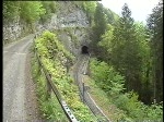 Berner Oberland 2004 (VHS-Archiv) - SBB Brnig 101 961-1  Horw  hat in Meiringen den Golden Pass Panoramic der Gegenrichtung abgeholt und bringt ihn nach Luzern. 2004 kreuzten sich die Zge dieser Linie in Meiringen. Die aus Interlaken kommende Lok bernahm den Zug der Gegenrichtung ebenso wie die aus Luzern kommende. Heute wird wieder in Brnig Hasliberg gekreuzt. Die  Tallok  macht dann in Meiringen eben so lange Pause bis der Zug der Gegenrichtung kommt. 