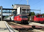 Eine Re 460 zieht einen langen IC nach Interlaken Ost aus dem Bahnhof Spiez. 2.9.07 