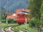 Elektrotriebwagen 92 (CH-ZMB 94 85 7576 092-1) war zur 100-Jahr-Feier der Strecke Peggau-Übelbach in Übelbach und fährt nun durch Guggenbach, 04.08.2019 

Der TW92 war ehemals bei der Sihltalbahn Zürich in Betrieb, und fährt jetzt bei der Zürcher Museumsbahn.