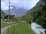 Berner Oberland 2004 (VHS-Archiv) - Zwischen Lauterbrunnen und Zweiltschinen begegnet uns am 28.05.2004 dieser Zug.