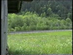 Berner Oberland 2004 (VHS-Archiv) - In der Nhe von Gsteigwiler lassen sich die zum Teil sehr langen Zge der BOB gut beobachten. Kurz vor dem Bahnhof Zweiltschinen wurde die Trasse in den letzten Jahren auf Doppelspur ausgebaut. In der Hochsaison fhrt hier ca. alle 15 min ein Zug.