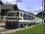 Eine GDe 4/4 der MOB ist am 30. September 1992 auf dem Weg nach Montreux in Rougemont.