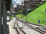 Einfahrt von MOB Alpina Be 4/4 9303+9203 in Gstaad mit einem  Goldenpass Belle-Epoque  Zug, von Zweisimmen kommend, zur Weiterfahrt nach Montreux, am 6.6.2023