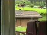 Berner Oberland 2004 (VHS-Archiv) - Der regen der letzten Tage hat nicht nur Flsse ber die Ufer treten lassen. Bei Sachseln kmpft sich unser Zug durch die Fluten des Sarner See´s. Nach dieser zugfahrt wurde der Betrieb auf der Brniglinie und anderen Srecken bis auf Weiteres eingestellt. (01.06.2004)